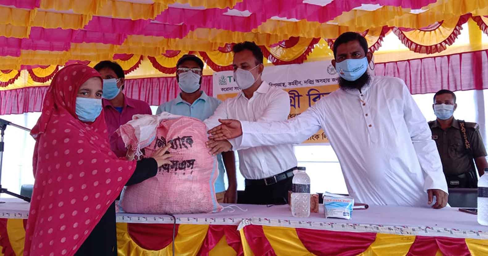 মাধবপুরে ৩০০ অসহায় মানুষের মাঝে খাদ্য সামগ্রী ও মাস্ক বিতরন মাধবপুরে ৩০০ অসহায় মানুষের মাঝে খাদ্য সামগ্রী ও মাস্ক বিতরন