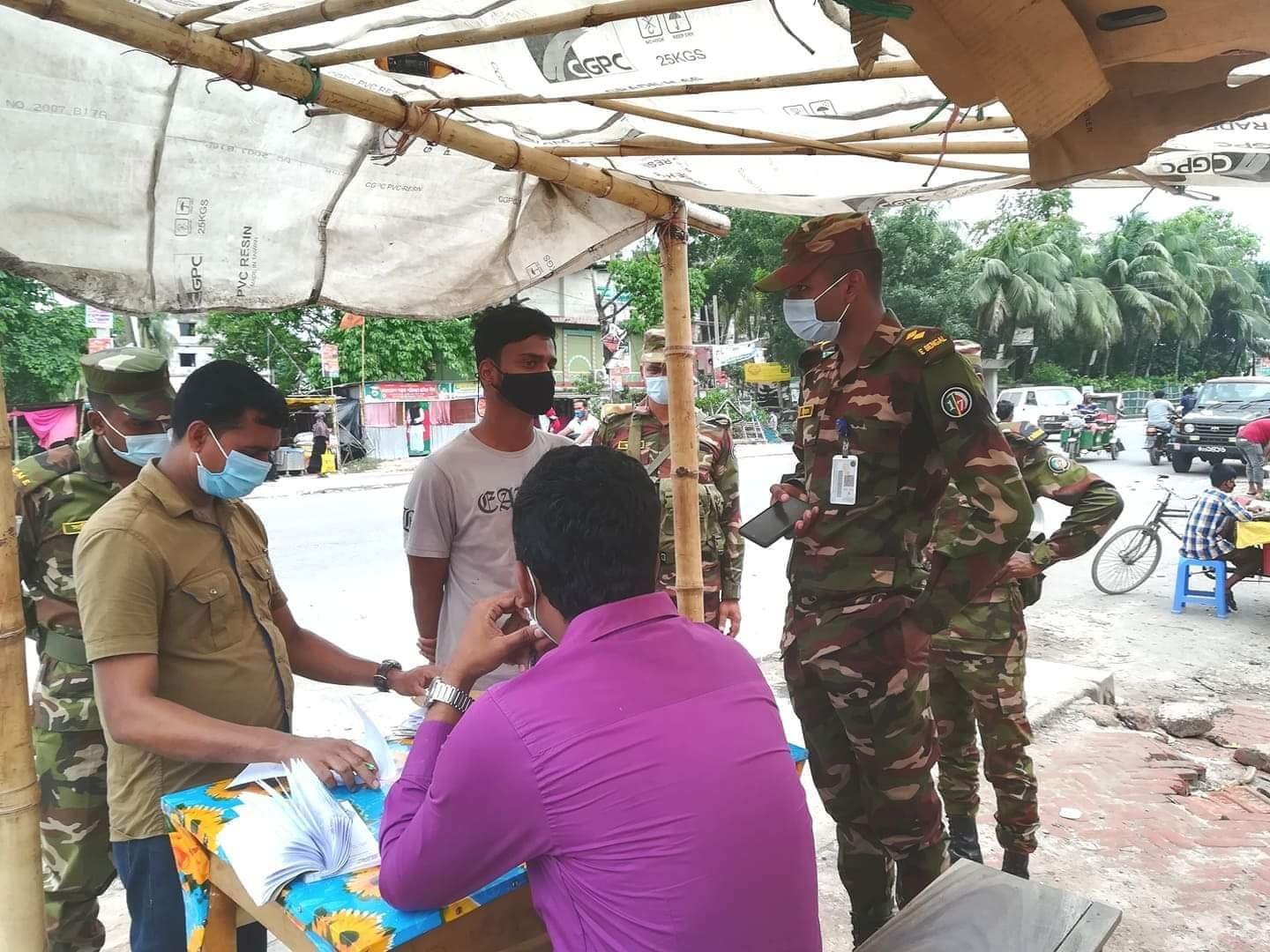 লকডাউনের তৃতীয় দিনে মাধবপুরে মামলা ও জরিমানা লকডাউনের তৃতীয় দিনে মাধবপুরে মামলা-জরিমানা