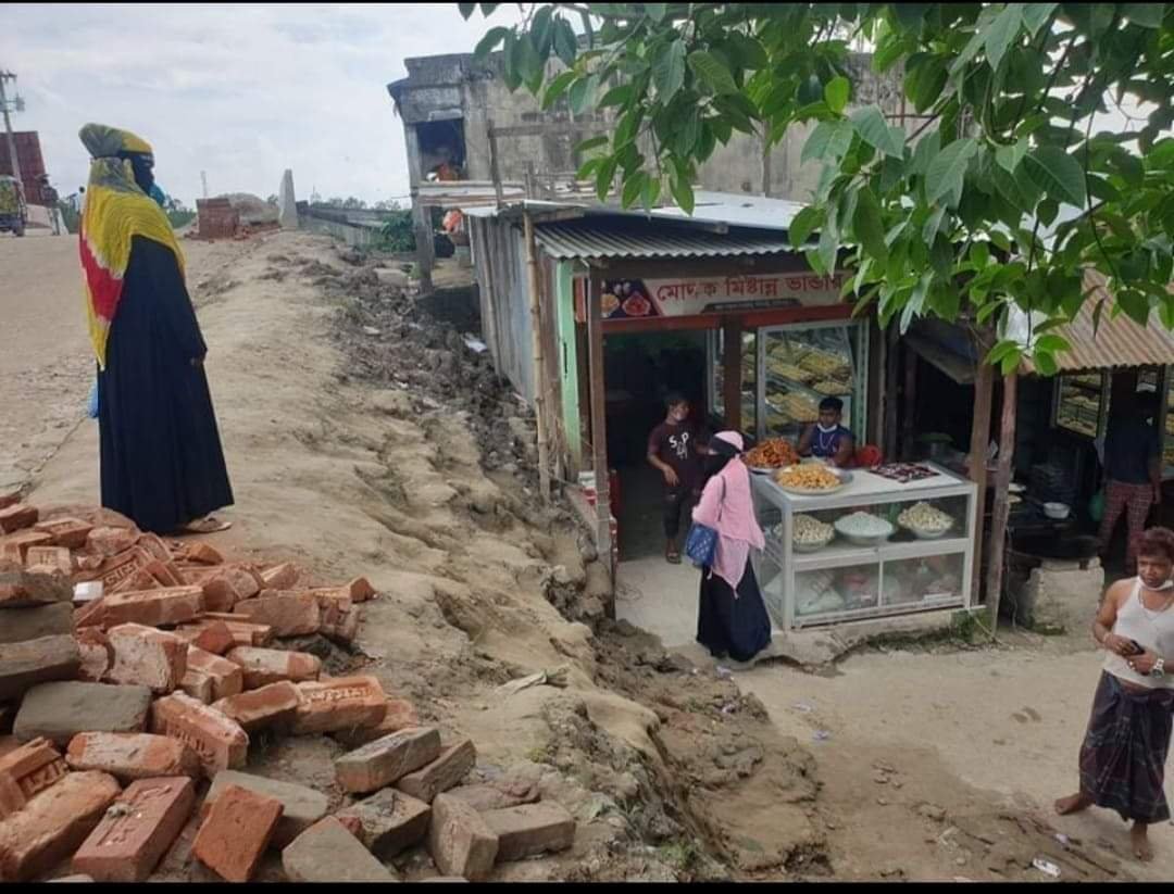 লাখাই সড়কের বুল্লাবাজার অংশ উঁচু হওয়ায় বাজারের প্রবেশ পথটি অকেজো প্রায় লাখাই সড়কের বুল্লাবাজার অংশ উঁচু হওয়ায় বাজারের প্রবেশ পথটি অকেজো প্রায়