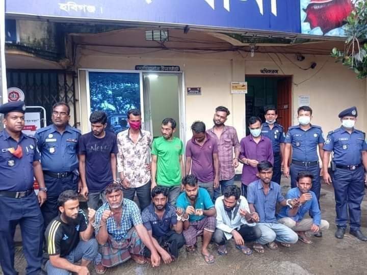 শায়েস্তাগঞ্জে জুয়া খেলার সরঞ্জাম সহ ১৩ জুয়ারি গ্রেফতার শায়েস্তাগঞ্জে জুয়া খেলার সরঞ্জাম সহ ১৩ জুয়ারি গ্রেফতার