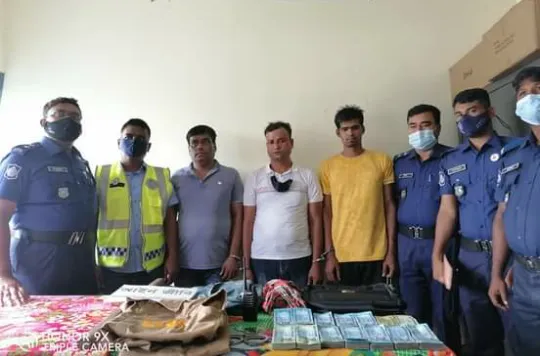 মাধবপুরে পুলিশের হাতে তিন ভুয়া ডিবি পুলিশ আটক মাধবপুরে পুলিশের হাতে তিন ভুয়া ডিবি পুলিশ আটক