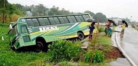 আজমিরীগঞ্জে যাত্রীবাহী বাস খাদে আজমিরীগঞ্জে যাত্রীবাহী বাস খাদে