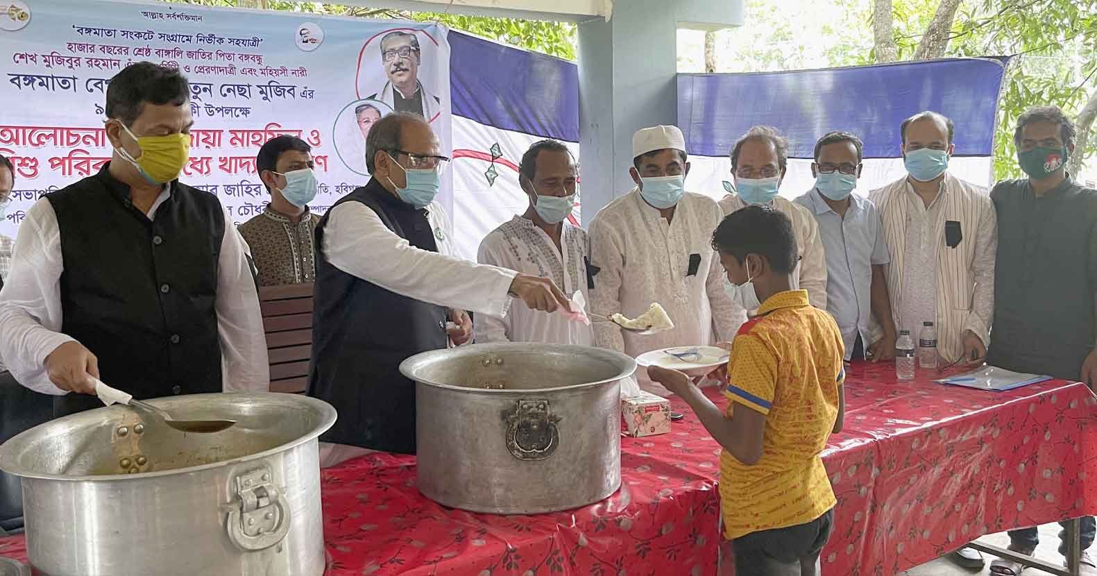 বঙ্গমাতার জন্মবার্ষিকীতে জেলা আওয়ামী লীগের খাদ্য বিতরণ বঙ্গমাতার জন্মবার্ষিকীতে জেলা আওয়ামী লীগের খাদ্য বিতরণ