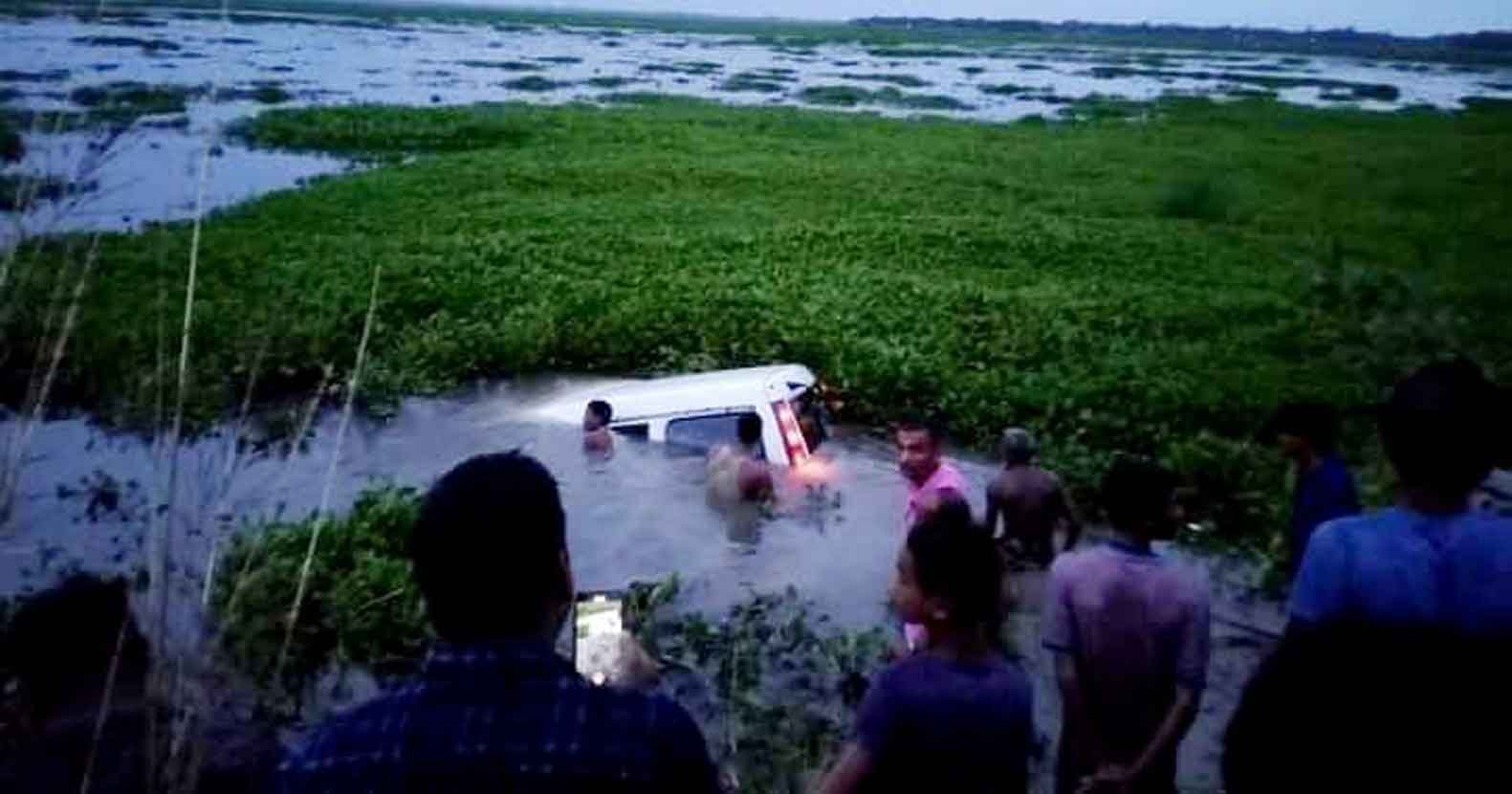 সিলেটে দুর্ঘটনায় মাইক্রো পানিতে ডুবে নিহত ৩ সিলেটে দুর্ঘটনায় মাইক্রো পানিতে ডুবে নিহত ৩