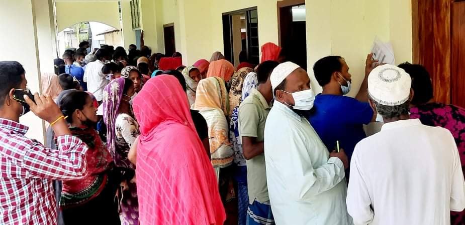 হবিগঞ্জে করোনার টিকা গ্রহণে মানুষের উপচেপড়া ভিড় হবিগঞ্জে করোনার টিকা গ্রহণে মানুষের উপচেপড়া ভিড়