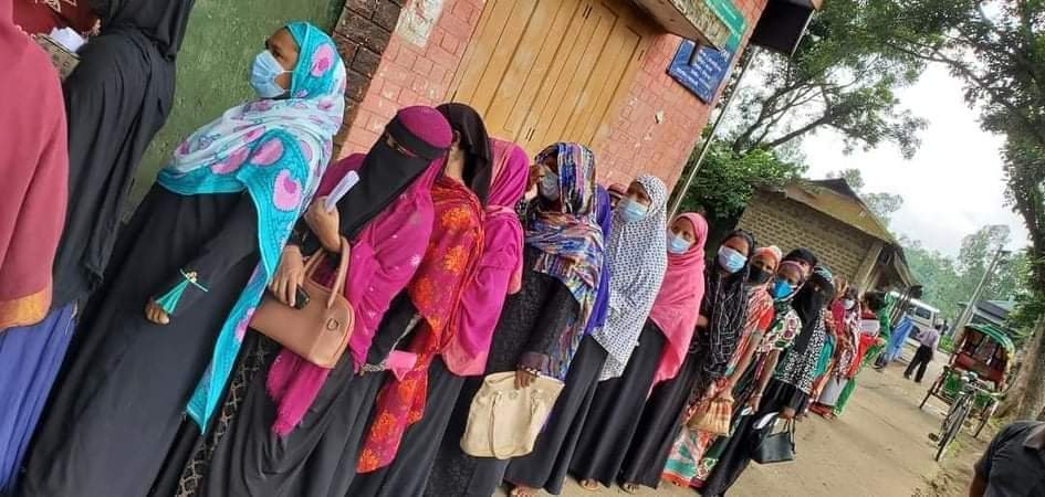 হবিগঞ্জে করোনার টিকা গ্রহণে মানুষের উপচেপড়া ভিড় হবিগঞ্জে করোনার টিকা গ্রহণে মানুষের উপচেপড়া ভিড়