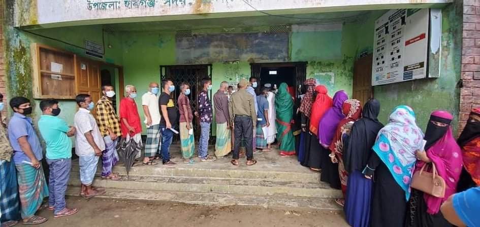 হবিগঞ্জে করোনার টিকা গ্রহণে মানুষের উপচেপড়া ভিড় হবিগঞ্জে করোনার টিকা গ্রহণে মানুষের উপচেপড়া ভিড়