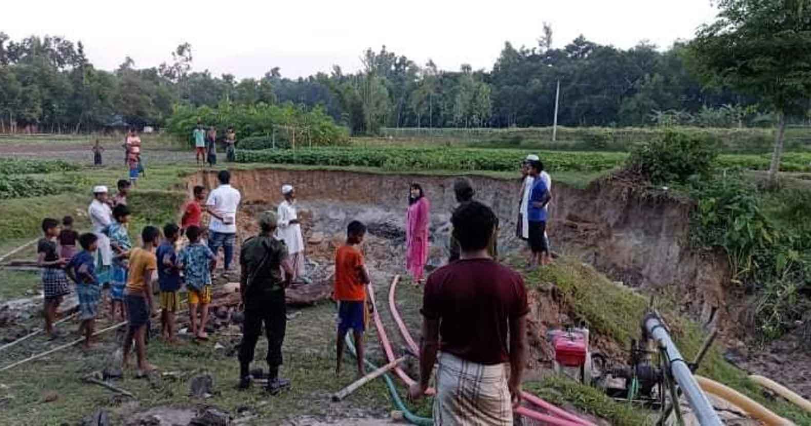 বাহুবলে অবৈধ বালু ও ড্রেজার মেশিন জব্দ বাহুবলে অবৈধ বালু ও ড্রেজার মেশিন জব্দ