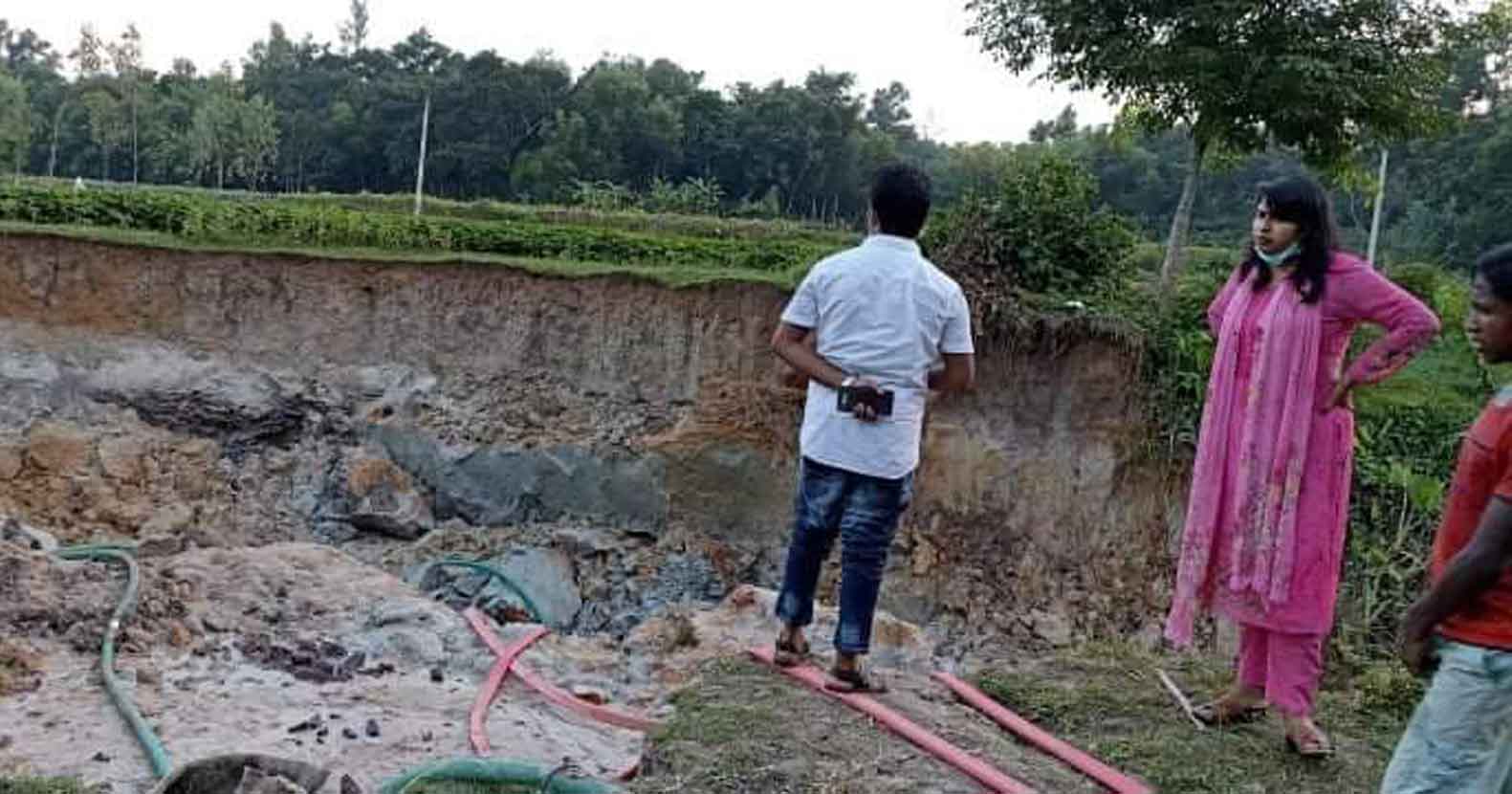 বাহুবলে অবৈধ বালু ও ড্রেজার মেশিন জব্দ বাহুবলে অবৈধ বালু ও ড্রেজার মেশিন জব্দ