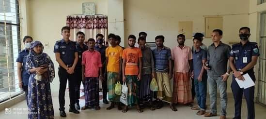 বাহুবলে নারী সহ ওয়ারেন্ট ভুক্ত ১২ জন আসামী গ্রেফতার বাহুবলে নারী সহ ওয়ারেন্ট ভুক্ত ১২ জন আসামী গ্রেফতার