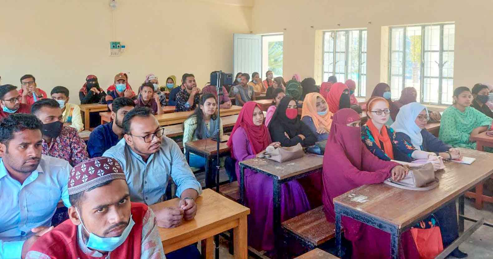 বৃন্দাবন সরকারি কলেজে 'শাহ আবদুল করিমের গান: অনন্য স্বাতন্ত্র্য' শীর্ষক সেমিনার অনুষ্ঠিত উপস্থিত-শিক্ষার্থীরা