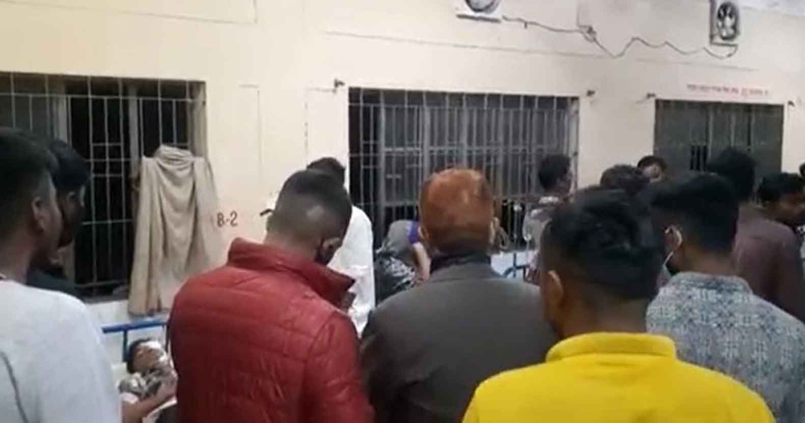 কালাডোবায় দাঁড়িয়ে থাকা ট্রাকে অটোরিকশার ধাক্কা, শিশু নিহত কালাডোবায় দাঁড়িয়ে থাকা ট্রাকে অটোরিকশার ধাক্কা