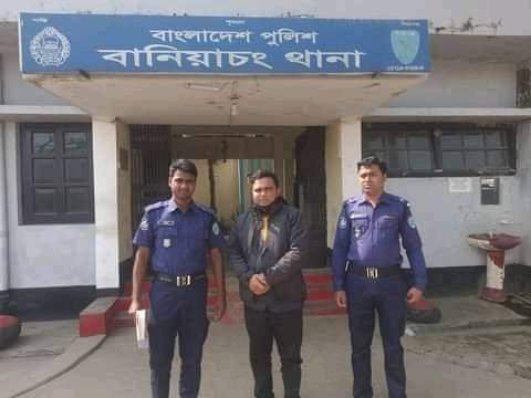সাজাপ্রাপ্ত একাধিক মামলার পরোয়ানাভুক্ত পলাতক আসামী গ্রেপ্তার সাজাপ্রাপ্ত একাধিক মামলার পরোয়ানাভুক্ত পলাতক আসামী গ্রেপ্তার