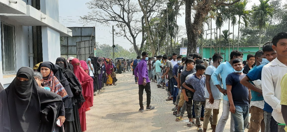 লাখাইয়ে করোনার টিকা গ্রহনে নারী পুরুষের উপচেপড়া ভীড় লাখাইয়ে করোনার টিকা গ্রহনে নারীপুরুষের উপছেপড়া ভীড়