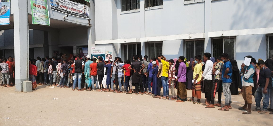 লাখাইয়ে করোনার টিকা গ্রহনে নারীপুরুষের উপছেপড়া ভীড়