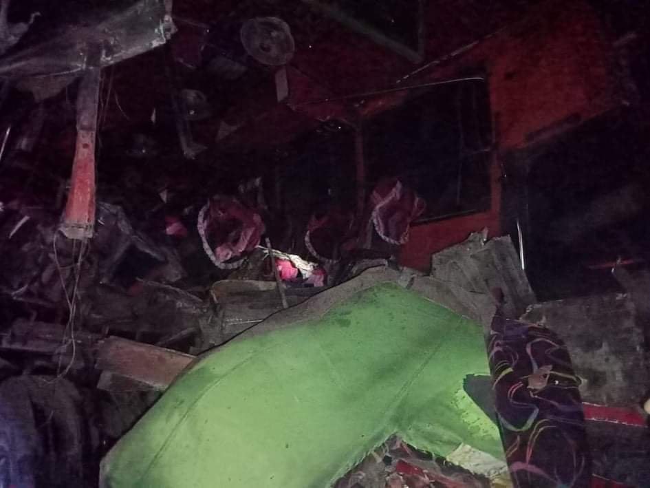 শায়েস্তাগঞ্জে দুই বাস ও ট্রাকের সংঘর্ষে নিহত ৪ শায়েস্তাগঞ্জে দুই বাস ও ট্রাকের সংঘর্ষে নিহত ৪