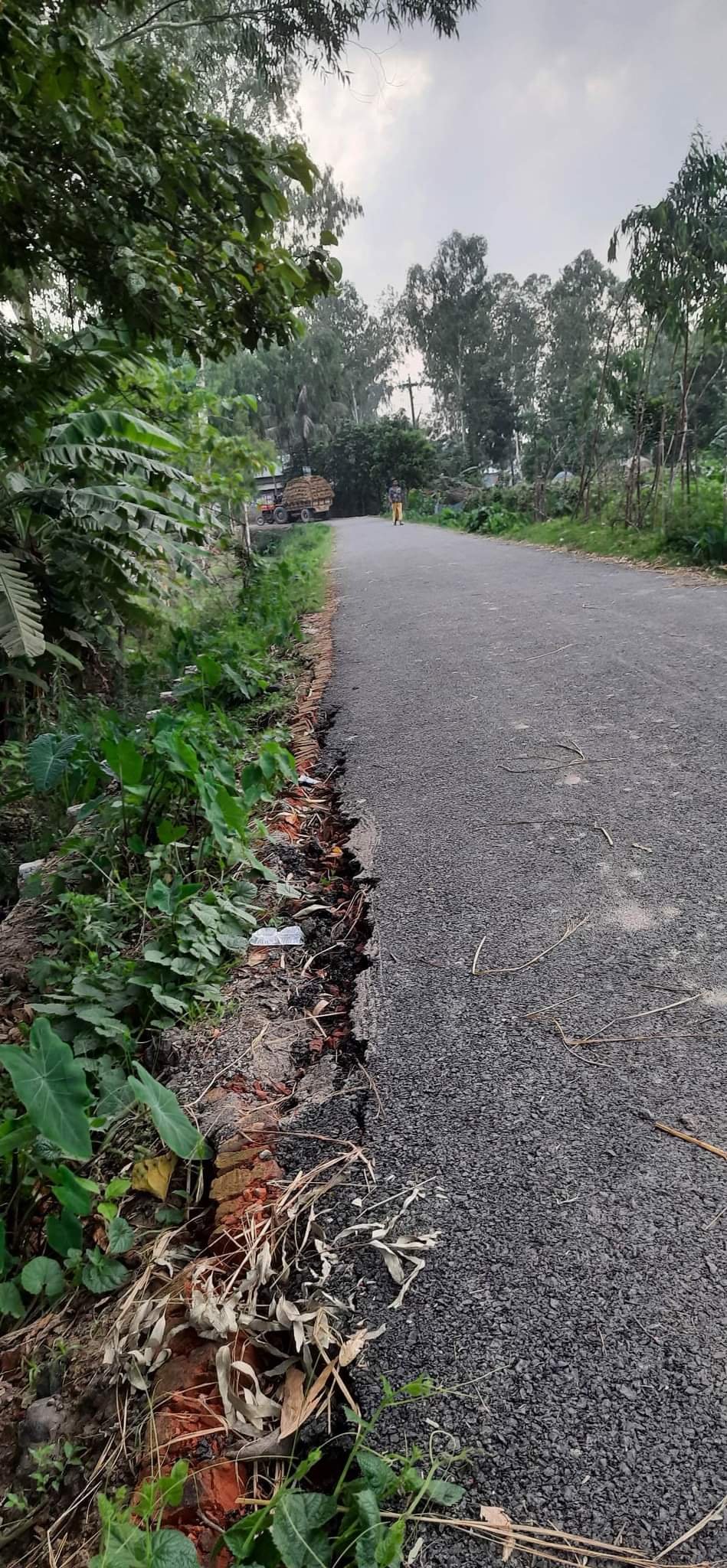 লাখাইয়ে পূনঃনির্মান কাজ শেষ হতে না হতেই সড়কের এজিং সহ পার্শ্বদেশ ধ্বসে পড়ছে