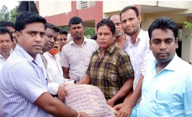 আজমিরীগঞ্জে বানভাসি মাঝে প্রধানমন্ত্রীর তহবিল থেকে ত্রাণ বিতরণ আজমিরীগঞ্জে বানভাসি মাঝে প্রধানমন্ত্রীর তহবিল থেকে ত্রাণ বিতরণ