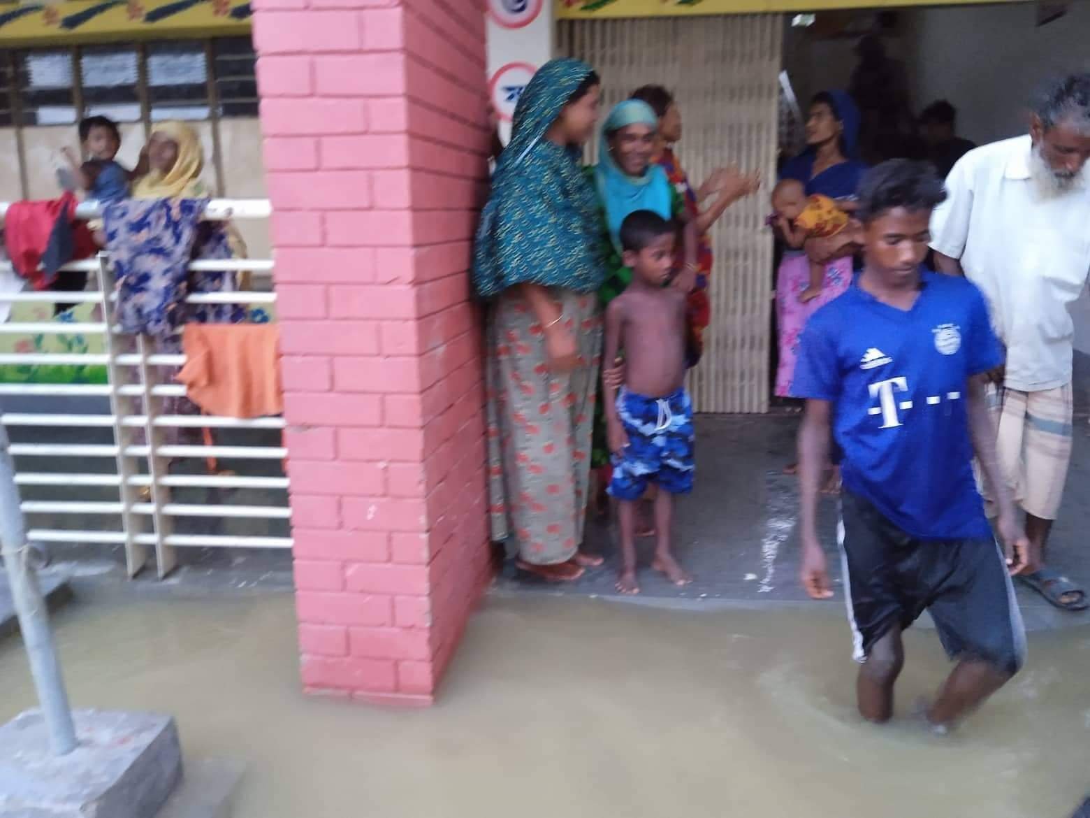 আজমিরীগঞ্জে আশ্রয় কেন্দ্রে মানবেতর জীবন-যাপন করছে বানবাসীরা আজমিরীগঞ্জে আশ্রয় কেন্দ্রে মানবেতর জীবন-যাপন করছে বানবাসীরা