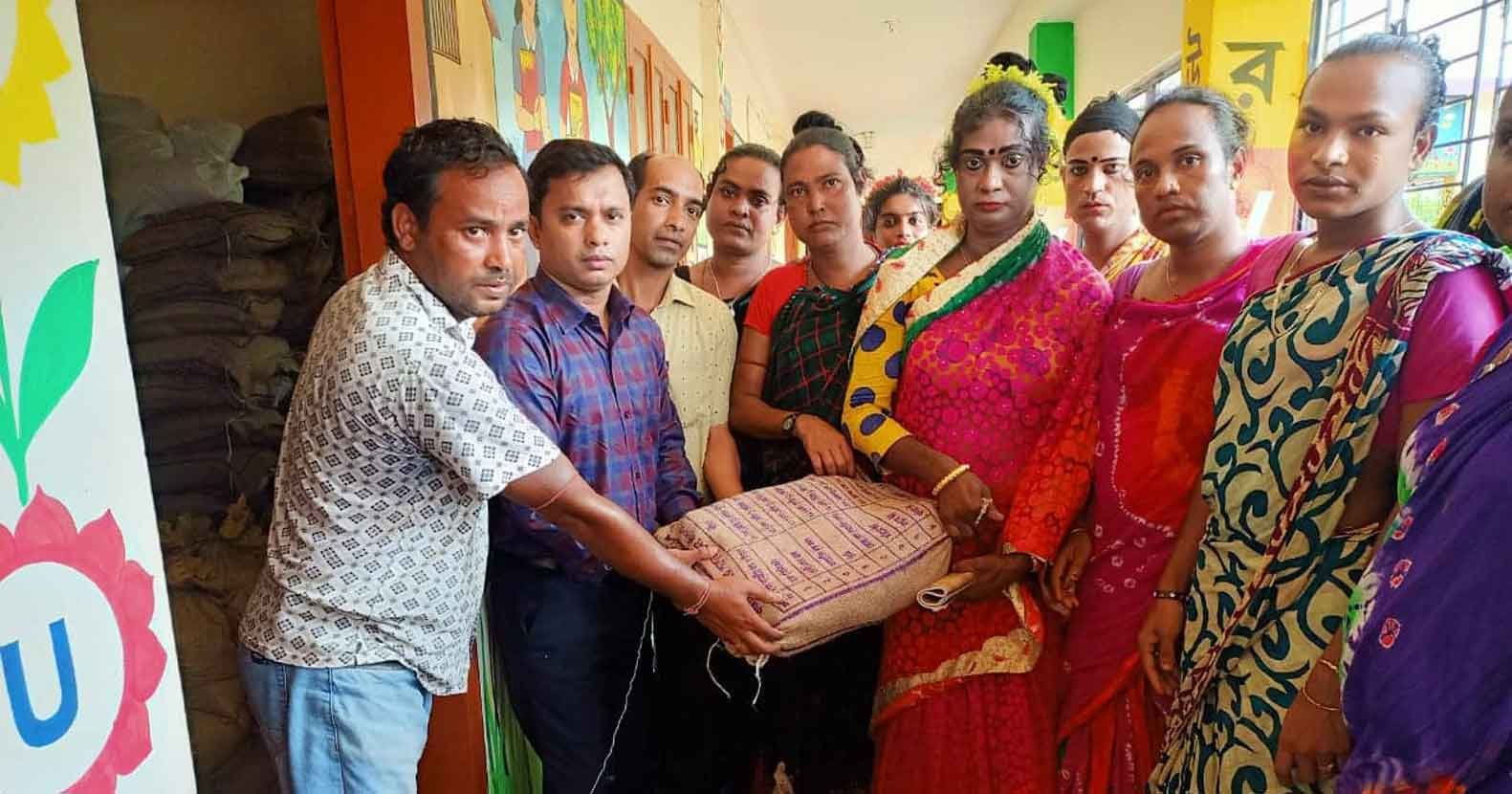নবীগঞ্জে হিজড়া সম্প্রদায়ের মাঝে প্রশাসনের ত্রান বিতরণ নবীগঞ্জে হিজড়া সম্প্রদায়ের মাঝে প্রশাসনের ত্রান বিতরণ