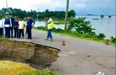 বন্যার পানিতে বানিয়াচং আজমিরীগঞ্জ সড়কে ভাঙ্গন বন্যার পানিতে বানিয়াচং আজমিরীগঞ্জ সড়কে ভাঙ্গন