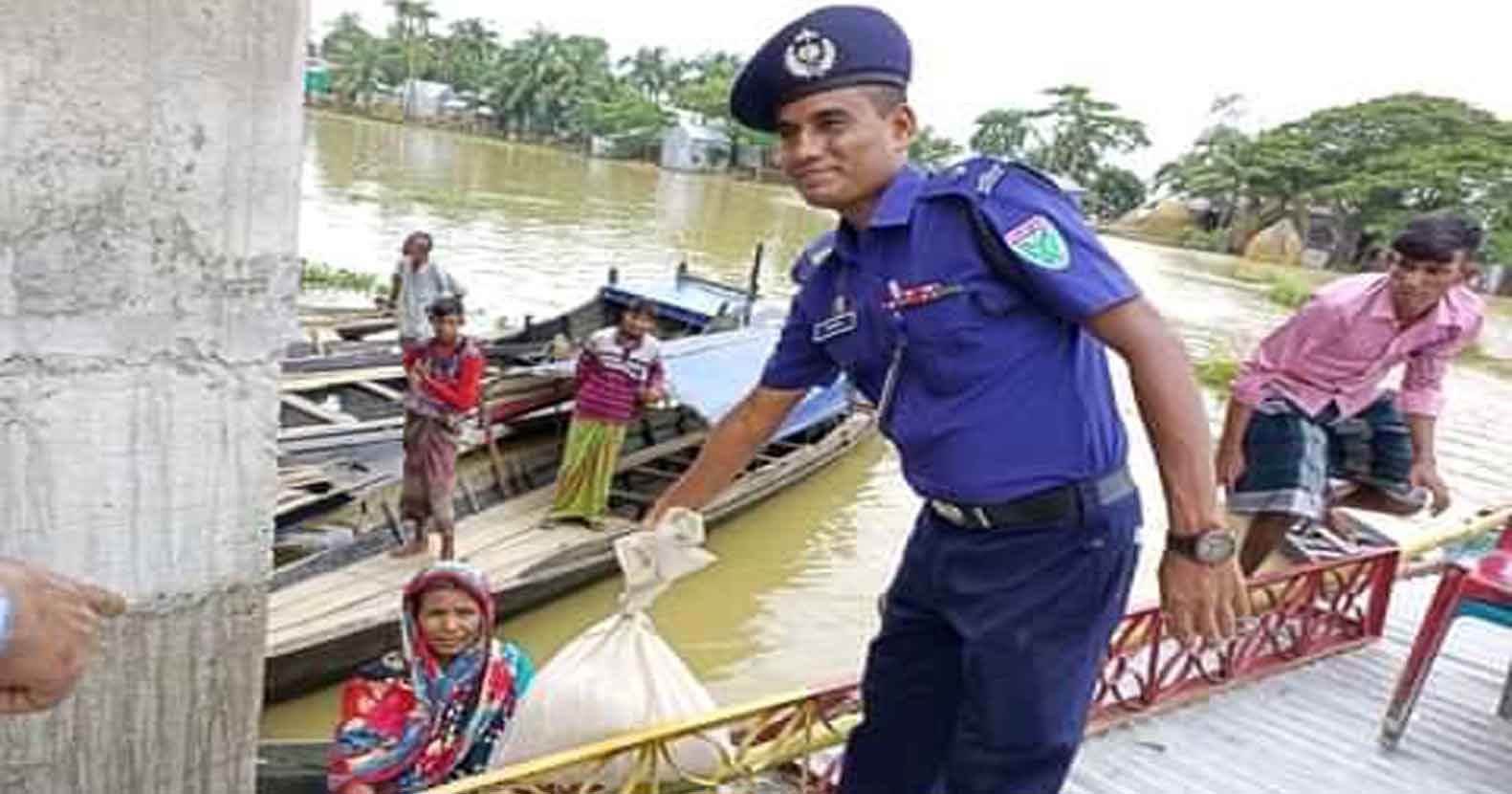 বানিয়াচংয়ে পুলিশ সুপারের ত্রাণ বিতরণ বানিয়াচংয়ে পুলিশ সুপারের ত্রাণ বিতরণ