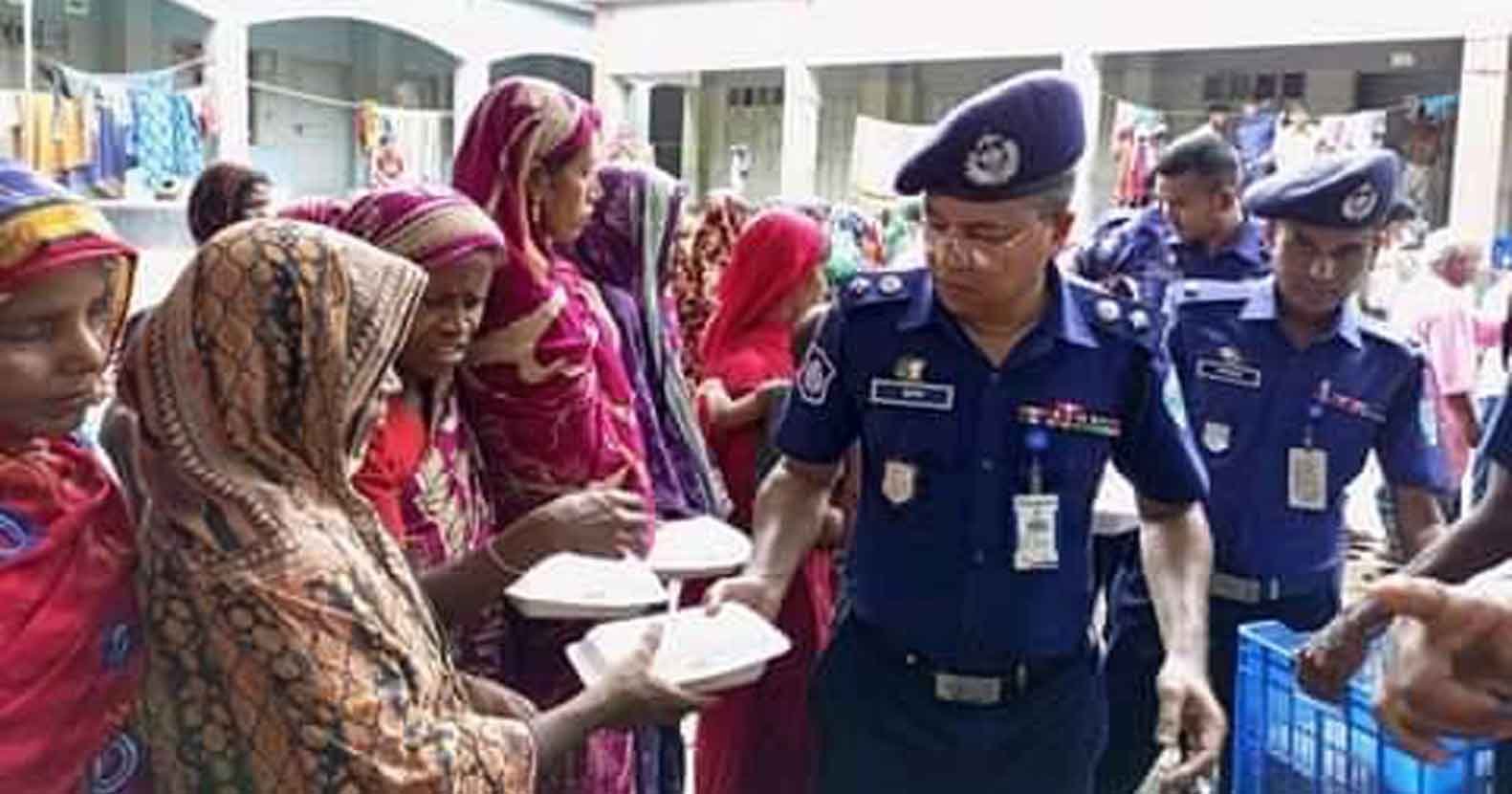 বানিয়াচংয়ে পুলিশ সুপারের ত্রাণ বিতরণ বানিয়াচংয়ে পুলিশ সুপারের ত্রাণ বিতরণ