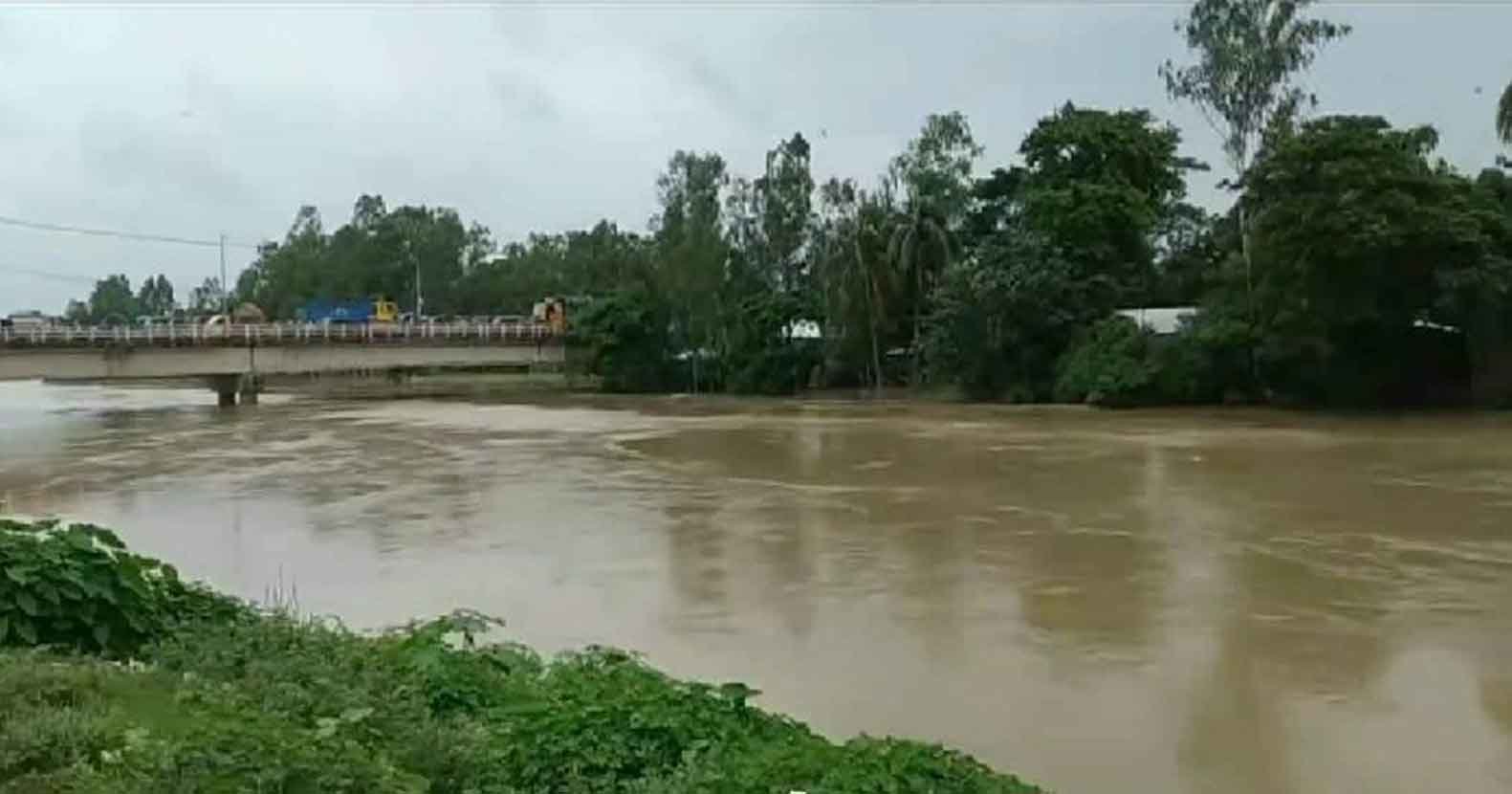 বেড়েই চলেছে খোয়াই নদীর পানি বেড়েই চলেছে খোয়াই নদীর পানি