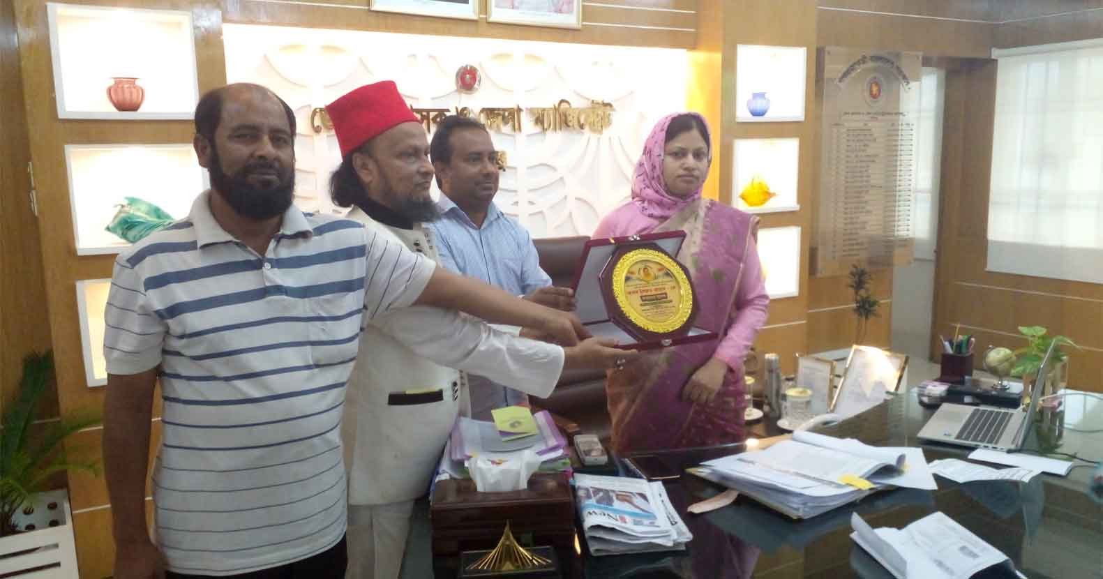 মুড়ারবন্দ দরবারের মোতাওয়াল্লীর পক্ষ থেকে জেলা প্রশাসককে সম্মাননা স্মারক প্রদান মুড়ারবন্দ দরবারের মোতাওয়াল্লীর পক্ষ থেকে জেলা প্রশাসককে সম্মাননা স্মারক প্রদান