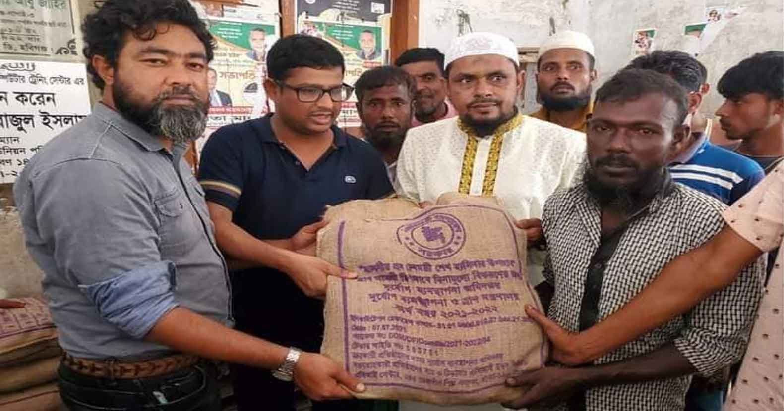 লাখাইয়ে বন্যার্তদের মাঝে প্রশাসনের ত্রান সামগ্রী বিতরন লাখাইয়ে বন্যার্তদের মাঝে প্রশাসনের ত্রান সামগ্রী বিতরন