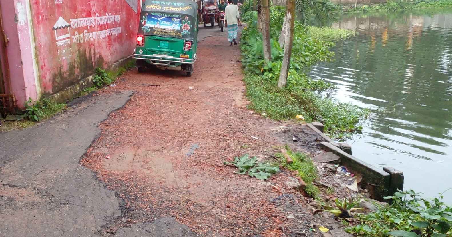 শায়েস্তাগঞ্জ পৌর শহরের দেড় কিলো সড়কের বেহাল দশা শায়েস্তাগঞ্জ পৌর শহরের দেড় কিলো সড়কের বেহাল দশা