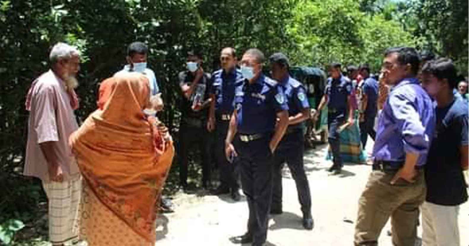 খোয়াই পাড়ে মাথাবিহীন লাশ, পরিদর্শনে পুলিশ সুপার খোয়াই পাড়ে মাথাবিহীন লাশ