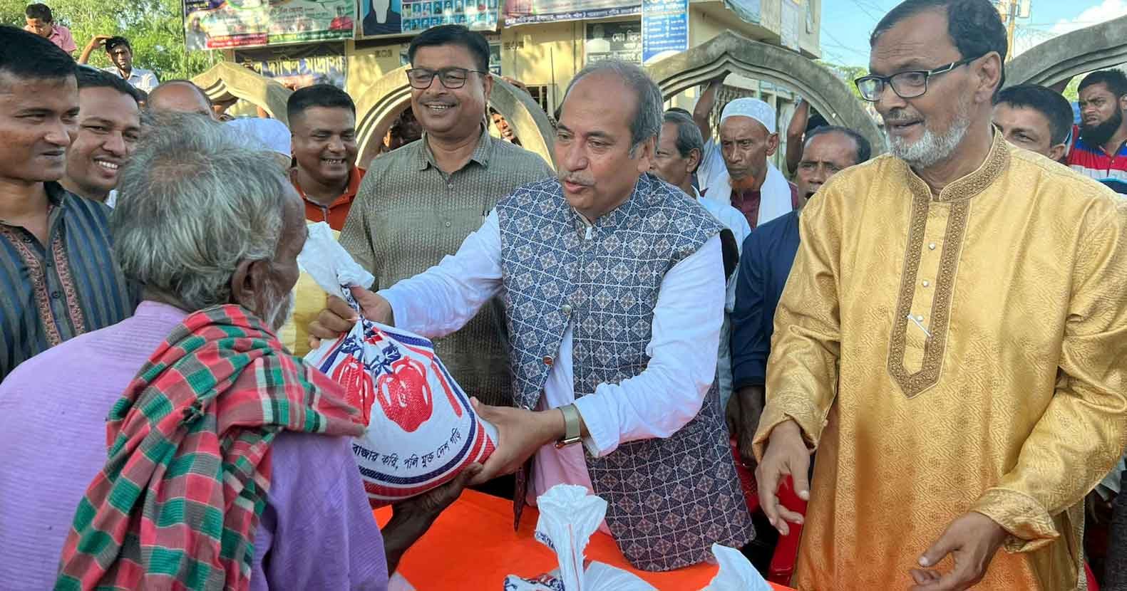 পাঁচ হাজার পরিবারে সহায়তা দিলেন এমপি আবু জাহির পাঁচ হাজার পরিবারে সহায়তা দিলেন এমপি আবু জাহির