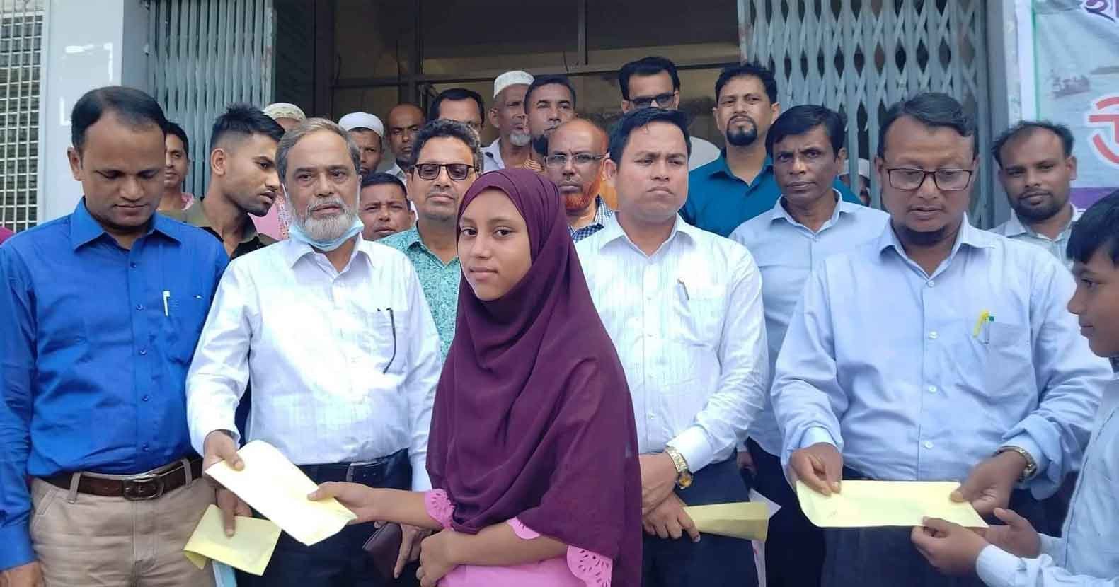 বানিয়াচংয়ে বন্যার্ত শিক্ষার্থীদের মাঝে কাপড় ও নগদ অর্থ বিতরণ বানিয়াচংয়ে বন্যার্ত শিক্ষার্থীদের মাঝে কাপড় ও নগদ অর্থ বিতরণ