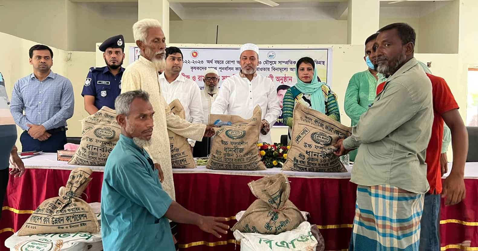 বিনামূল্যে সার-বীজ বিতরণ করলেন এমপি আবু জাহির