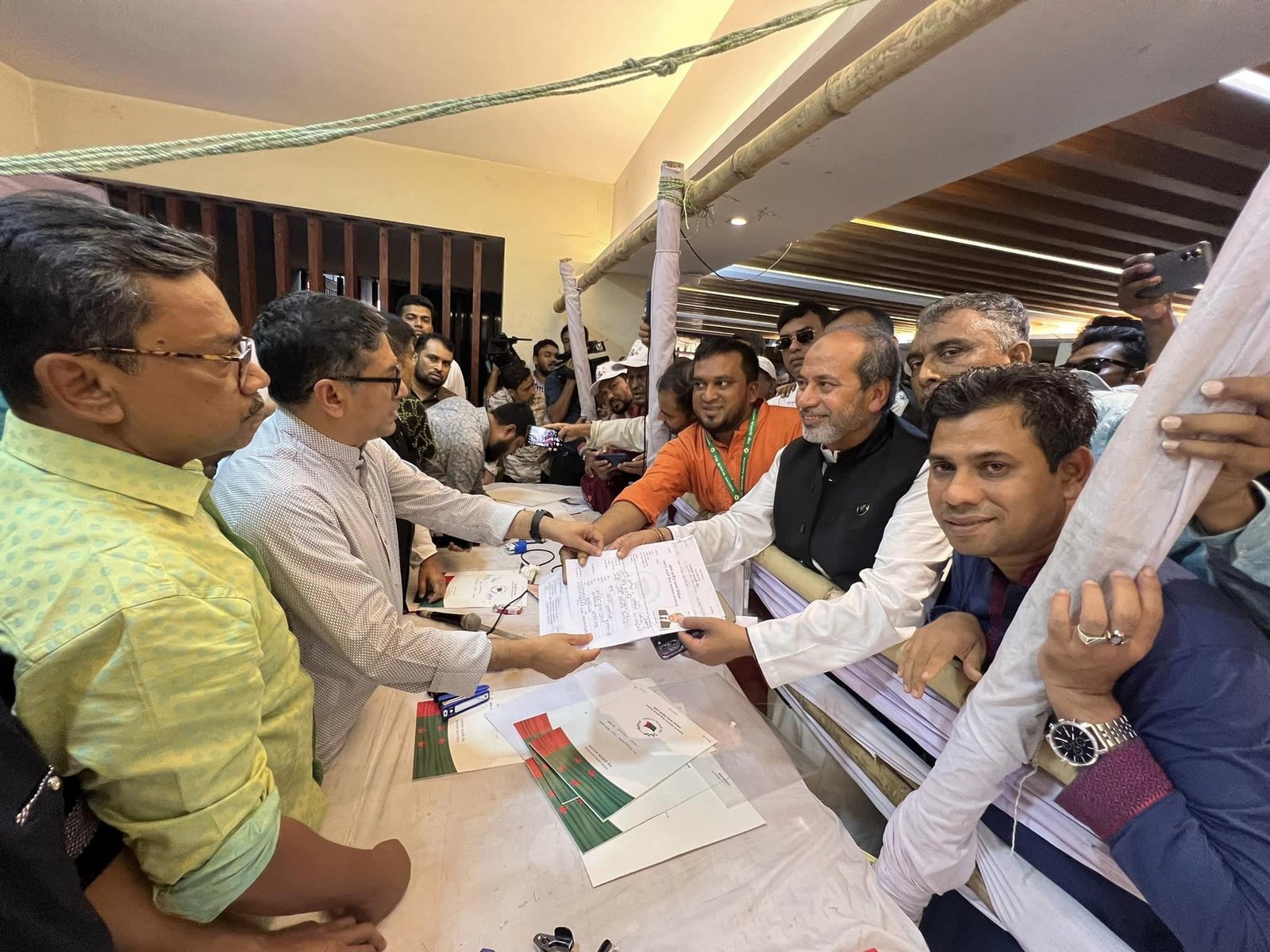 এমপি আবু জাহিরের মনোনয়ন ফরম জমা দিতে ঢাকায় জেলার আওয়ামী পরিবার