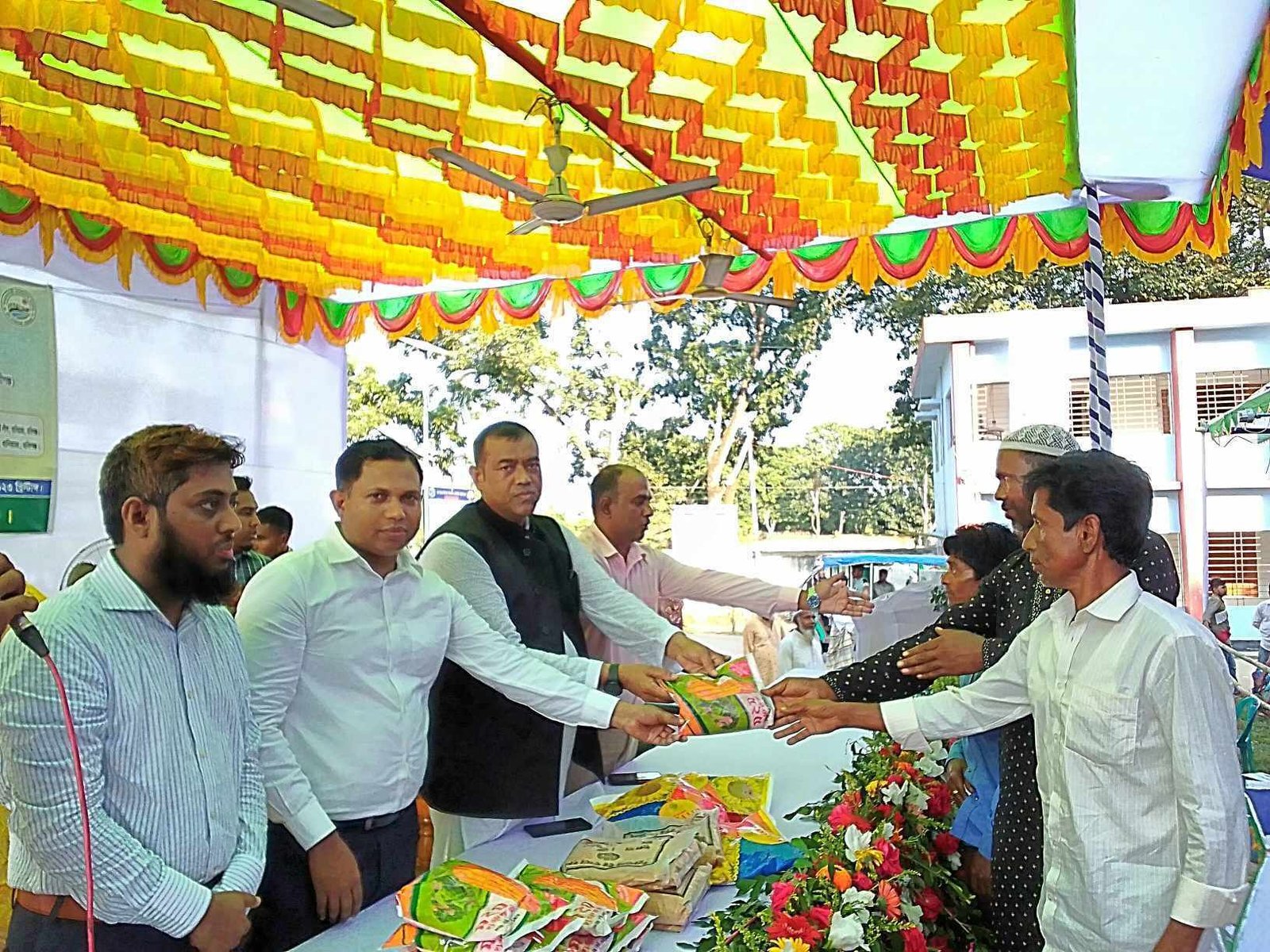 বানিয়াচংয়ে বিনামূল্যে সার ও বীজ বিতরণ বানিয়াচংয়ে বিনামূল্যে সার ও বীজ বিতরণ