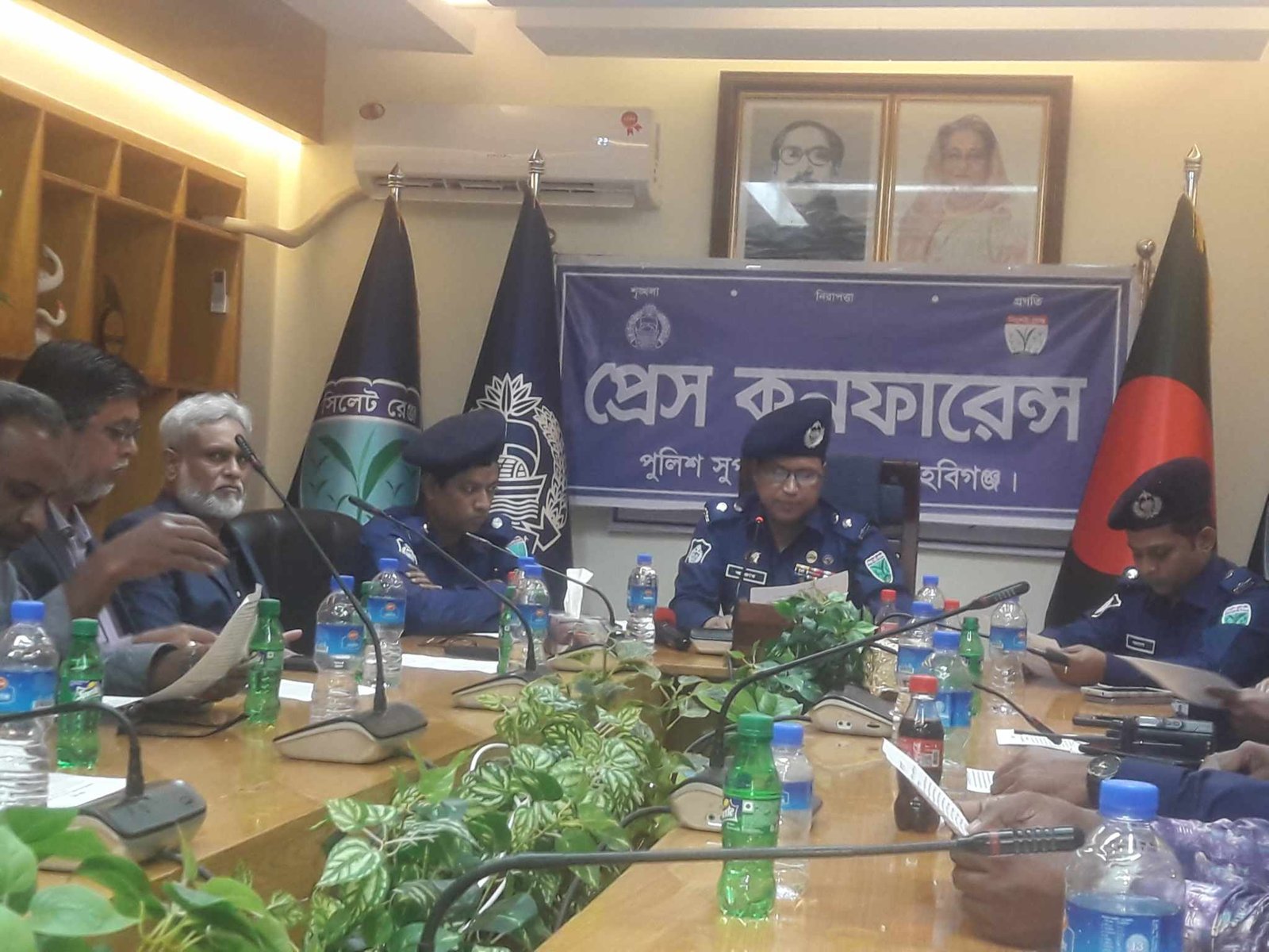 জেলা পুলিশের পৃথক অভিযানে গ্রেফতার ১২