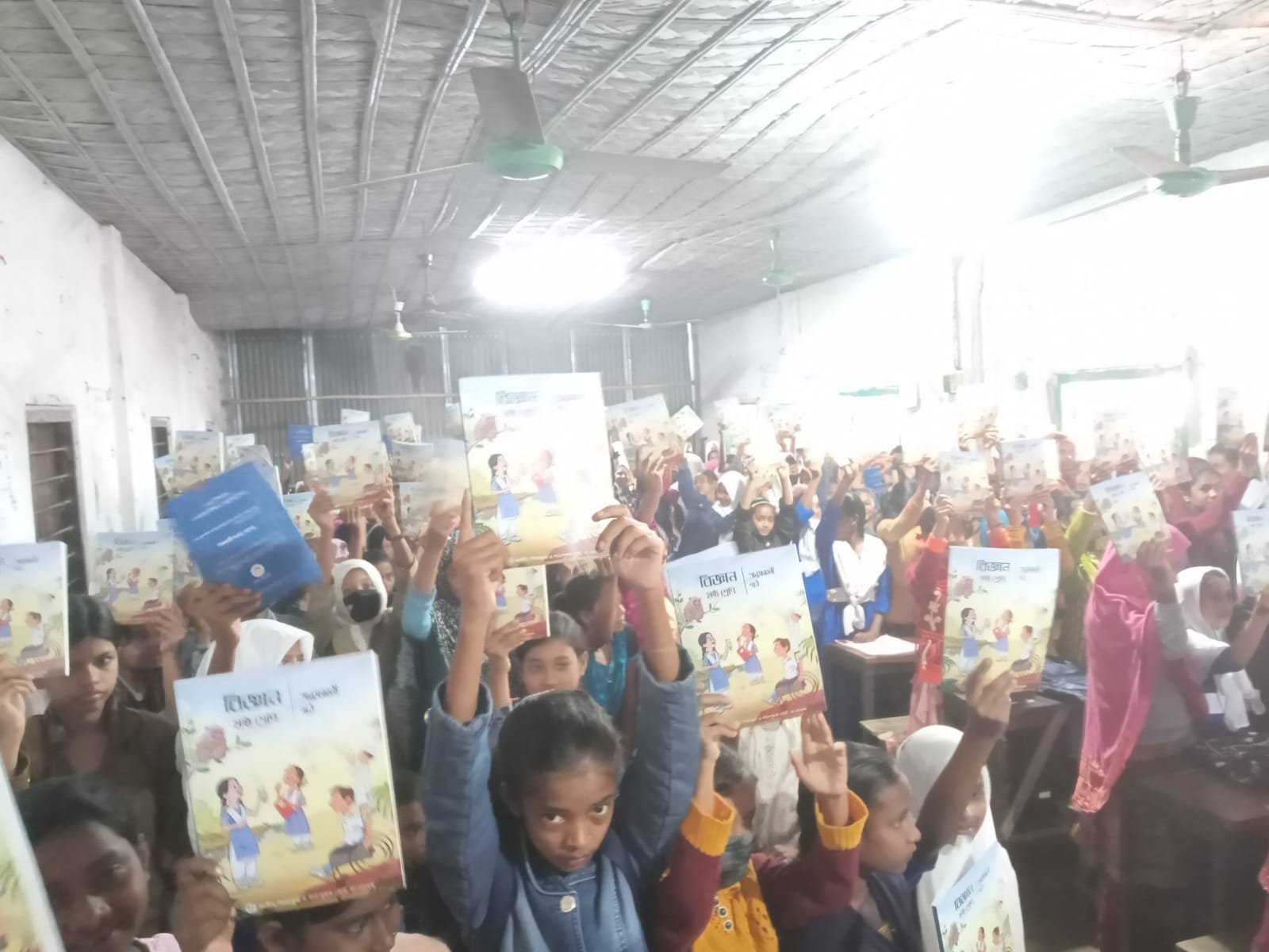 বছরে প্রথম দিনেই শায়েস্তাগঞ্জ উপজেলায় বই উৎসবে খুশি শিক্ষার্থীরা বছরে প্রথম দিনেই শায়েস্তাগঞ্জ উপজেলায় বই উৎসবে খুশি শিক্ষার্থীরা
