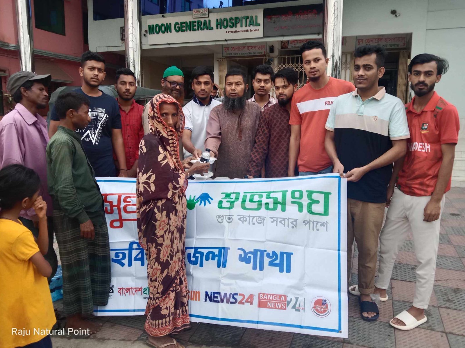 হবিগঞ্জে পথচারীদের মাঝে শুভসংঘের ইফতার বিতরণ
