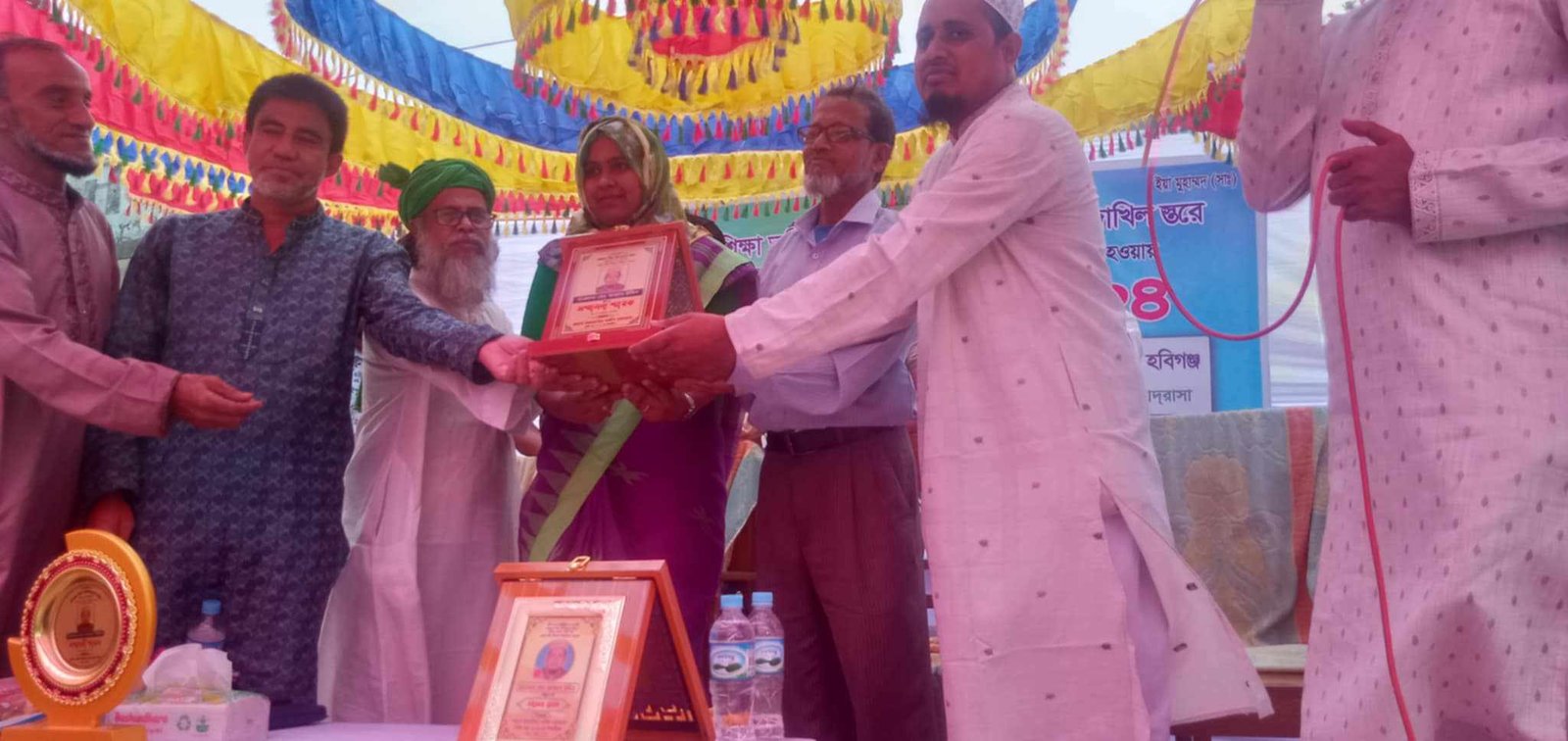 লাখাইয়ে গুনি শিক্ষক আব্বাস উদ্দিনকে সংবর্ধনা দিয়েছে শিক্ষার্থীরা