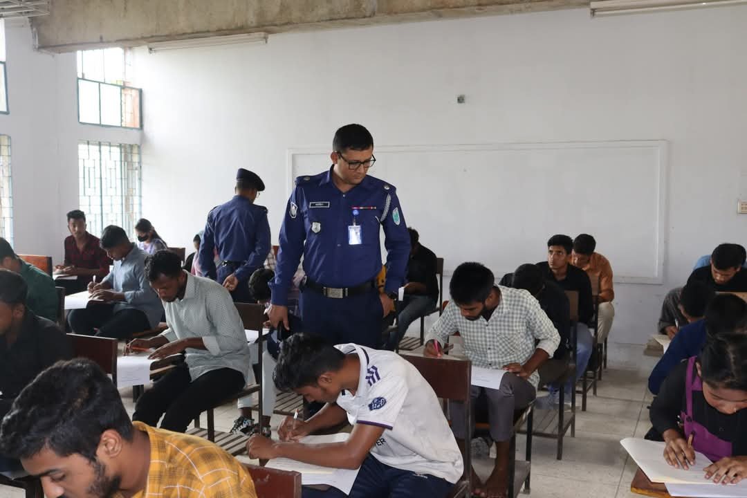 ট্রেইনি রিক্রুট কনস্টেবল (টিআরসি) পদে নিয়োগ এর লিখিত পরীক্ষা সম্পন্ন ট্রেইনি রিক্রুট কনস্টেবল (টিআরসি) পদে নিয়োগ এর লিখিত পরীক্ষা সম্পন্ন