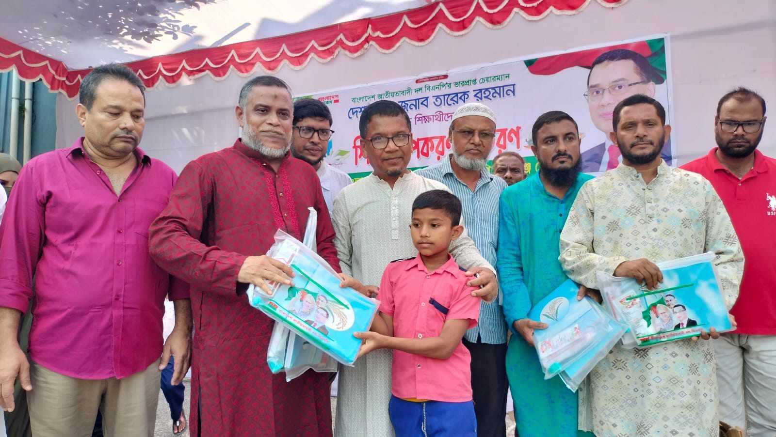 শিক্ষার্থীদের মধ্যে শিক্ষা উপকরন বিতরন করলেন জিকে গউছ শিক্ষার্থীদের মধ্যে শিক্ষা উপকরন বিতরন করলেন জিকে গউছ