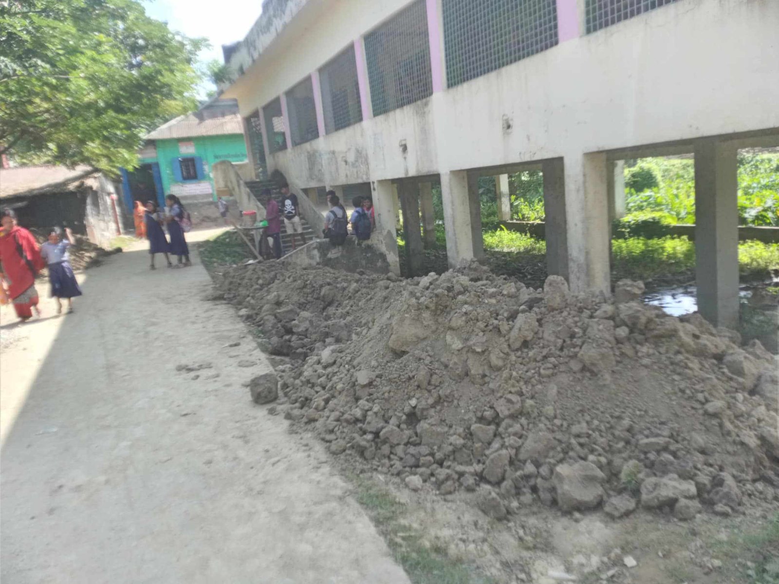 নিষেধাজ্ঞা অমান্য করে আওয়ামী নেতার সরকারি রাস্তা দখলের চেষ্টা 