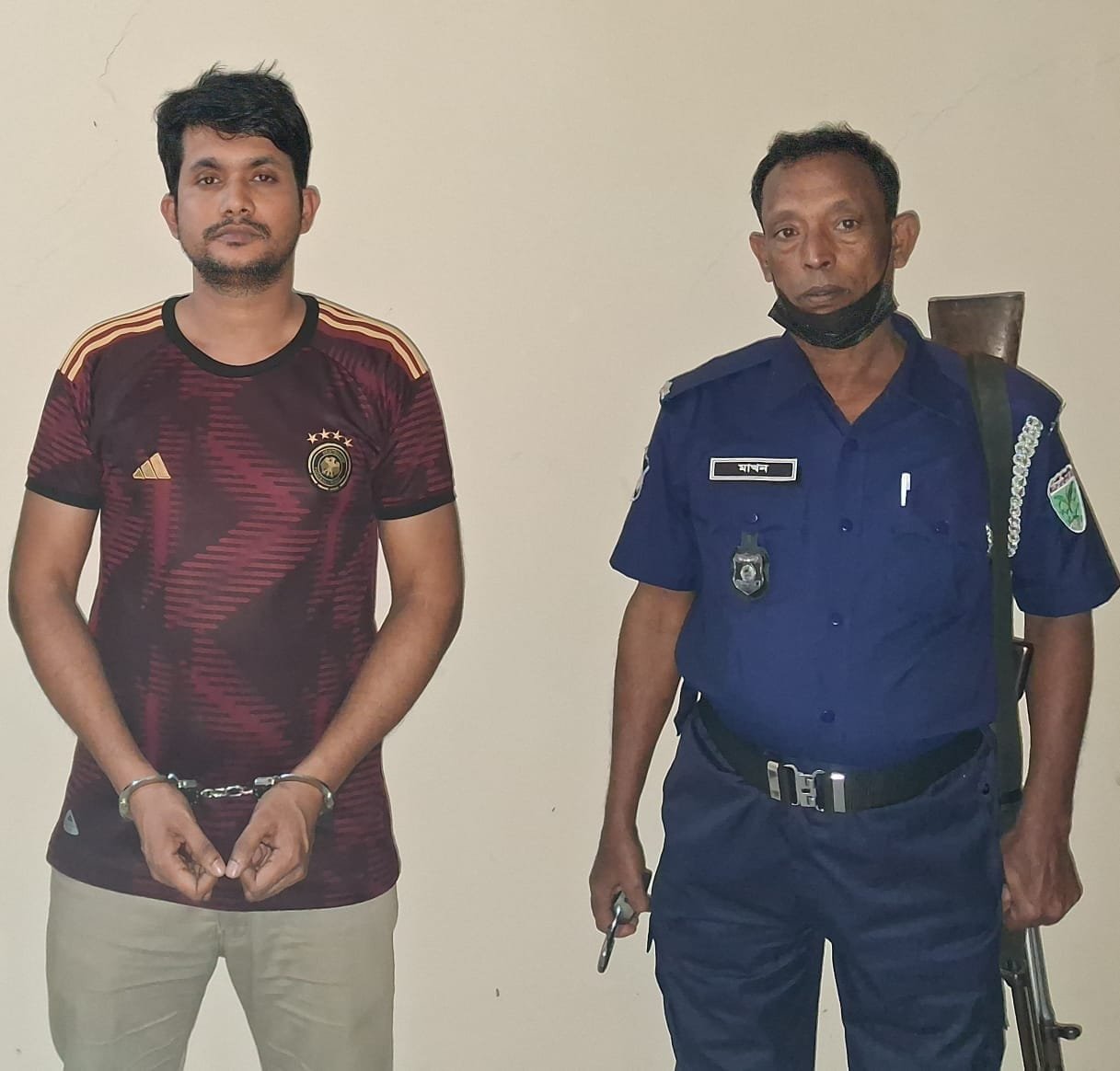 ট্রেনের টিকিট কালোবাজারি চক্রের মূলহাতা শায়েস্তাগঞ্জ রেলওয়ে বুকিং সহকারী মাজহারুল হক আটক ট্রেনের টিকিট কালোবাজারি চক্রের মূলহাতা শায়েস্তাগঞ্জ রেলওয়ে বুকিং সহকারী মাজহারুল হক আটক