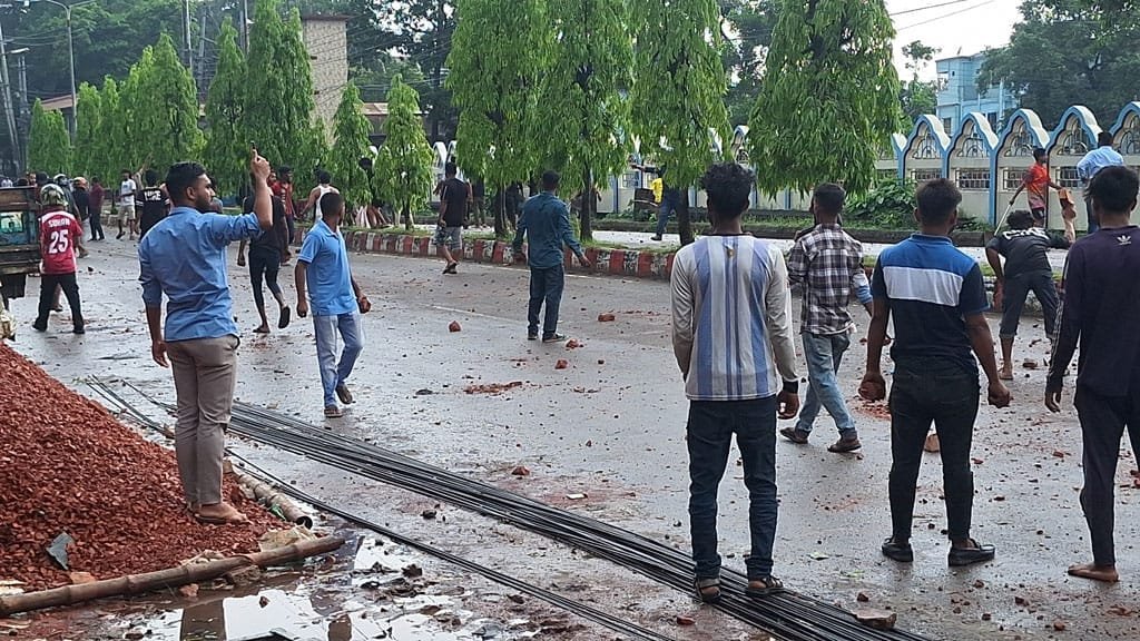 হবিগঞ্জে মাইকে ঘোষণা দিয়ে দুই পক্ষের সংঘর্ষ, আহত ৩০ হবিগঞ্জে মাইকে ঘোষণা দিয়ে দুই পক্ষের সংঘর্ষ, আহত ৩০