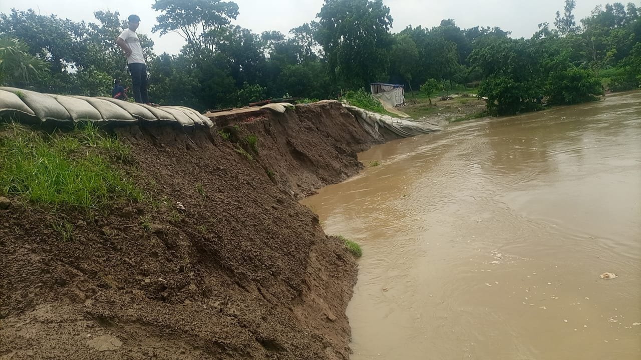 খোয়াই নদীর পানি বৃদ্ধি পাচ্ছে ; বাঁধ ধস হওয়ার আতঙ্কে শায়েস্তাগঞ্জবাসী খোয়াই নদীর পানি বৃদ্ধি পাচ্ছে ; বাঁধ ধস হওয়ার আতঙ্কে শায়েস্তাগঞ্জবাসী