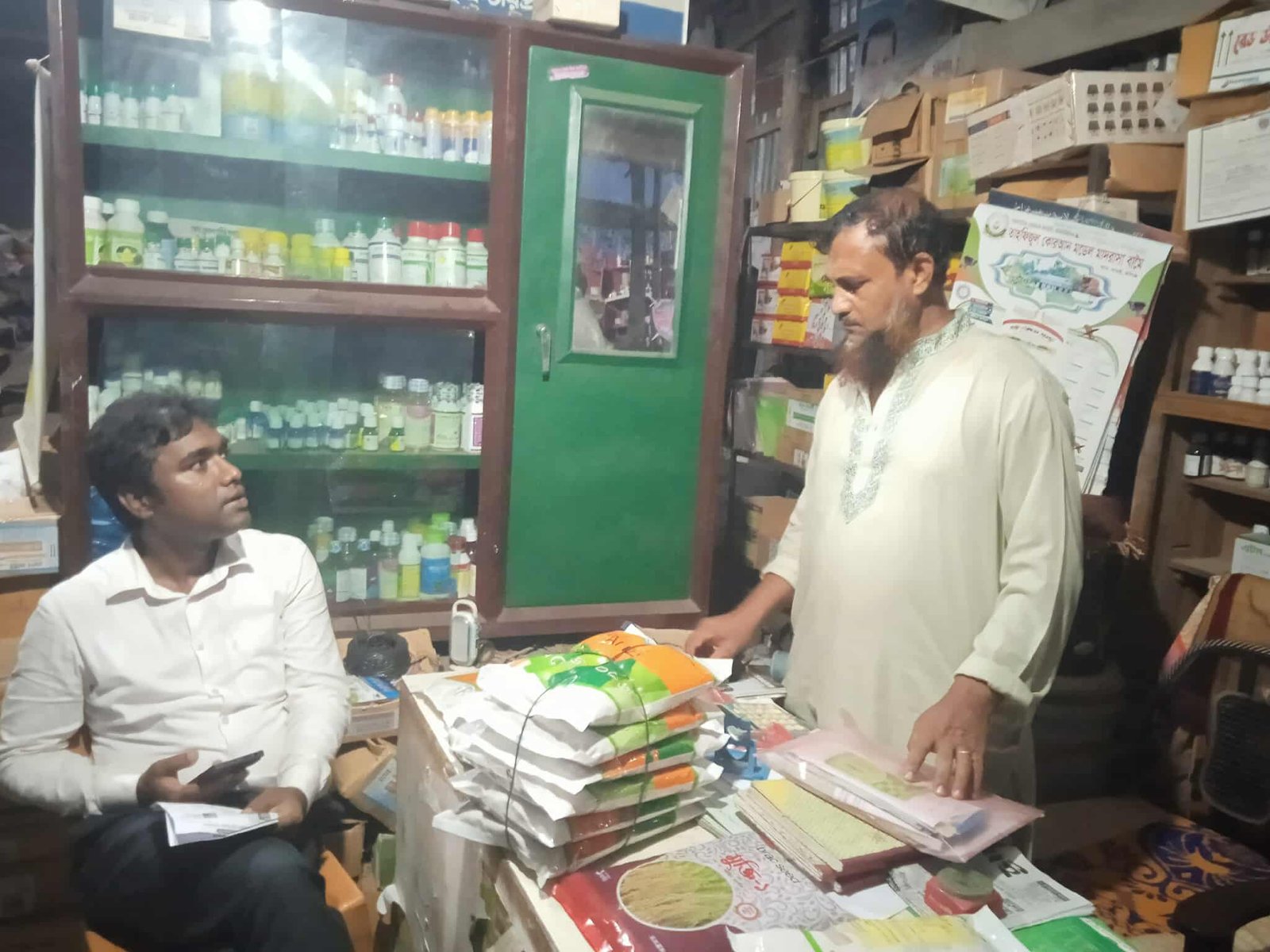 লাখাইয়ে বীজ সংকট দেখিয়ে অতিরিক্ত দামে বিক্রির অভিযোগে অভিযান