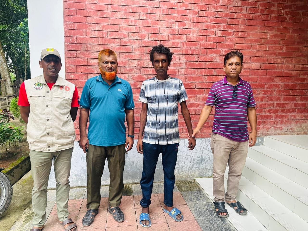 শায়েস্তাগঞ্জে রেঞ্জ কর্মকর্তা কর্তৃক গাছসহ গাছ চোর আটক। ১জন কে জেল হাজতে প্রেরণ শায়েস্তাগঞ্জে রেঞ্জ কর্মকর্তা কর্তৃক গাছসহ গাছ চোর আটক। ১জন কে জেল হাজতে প্রেরণ