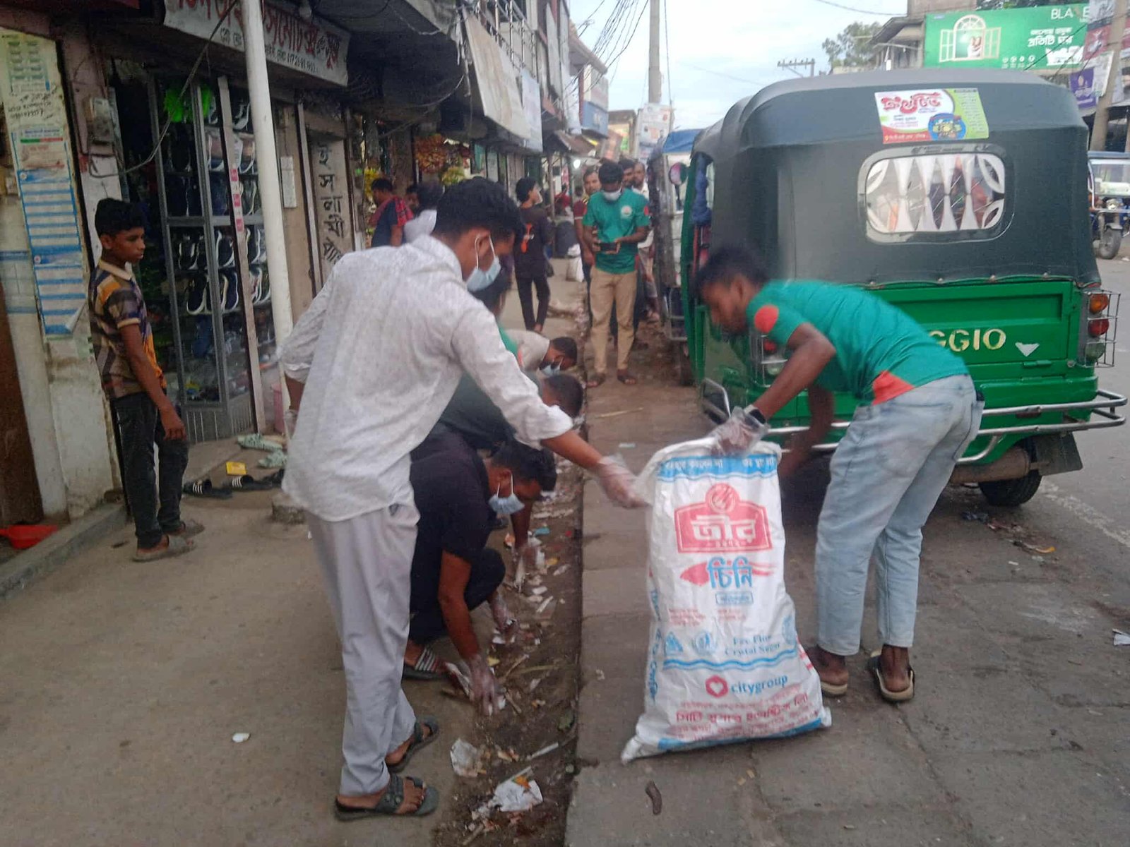 লাখাইয়ের বুল্লা বাজারে বিডি ক্লিনের পরিচ্ছন্নতা অভিযান, জনসচেতনতা বৃদ্ধির আহবান